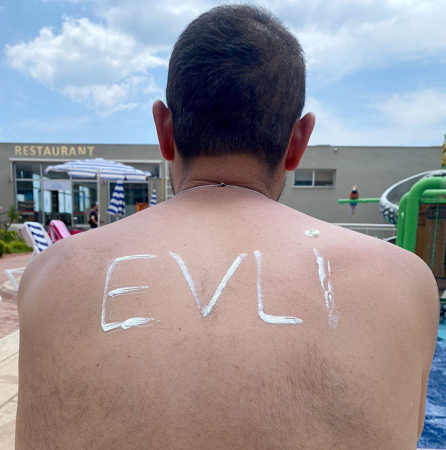 Kıskanç eşlerin yeni yöntemi şaşırttı! Kocasının sırtına “EVLİ” yazdı