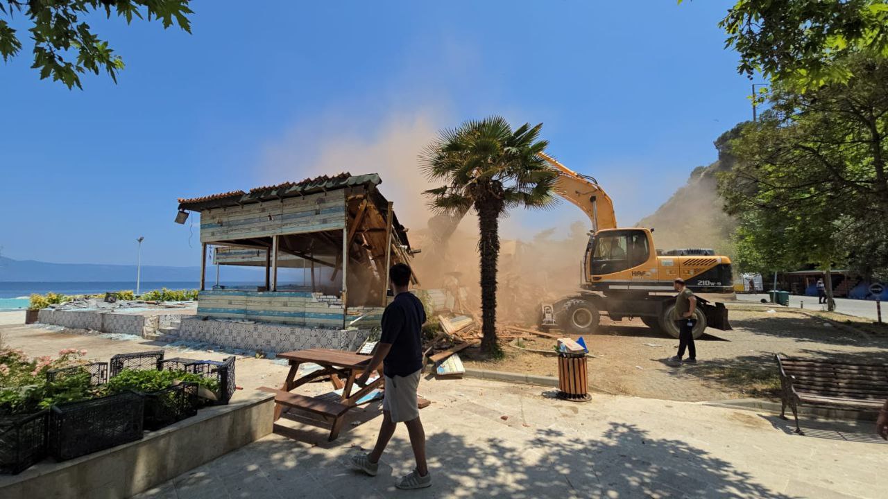 Tirilye’de 30 yıllık kafe yıkıldı