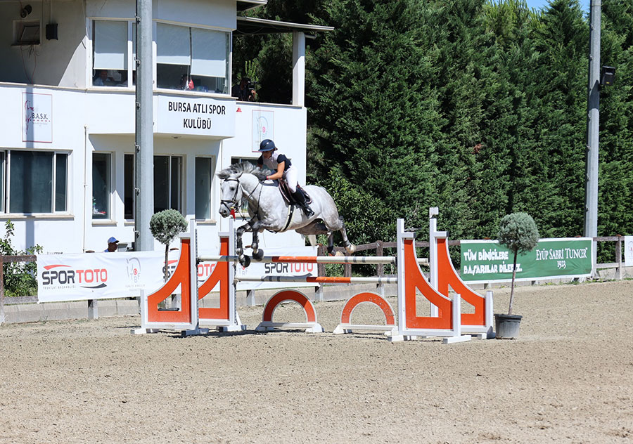 BUÜ’den 50. yıla özel proje: Genç Atlar Yarışması