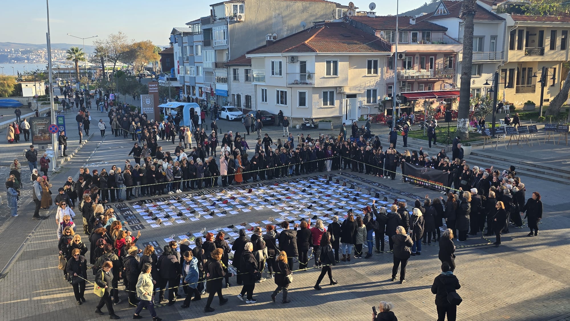 Kadınlar Mudanya’da Şiddete Karşı Yürüdü