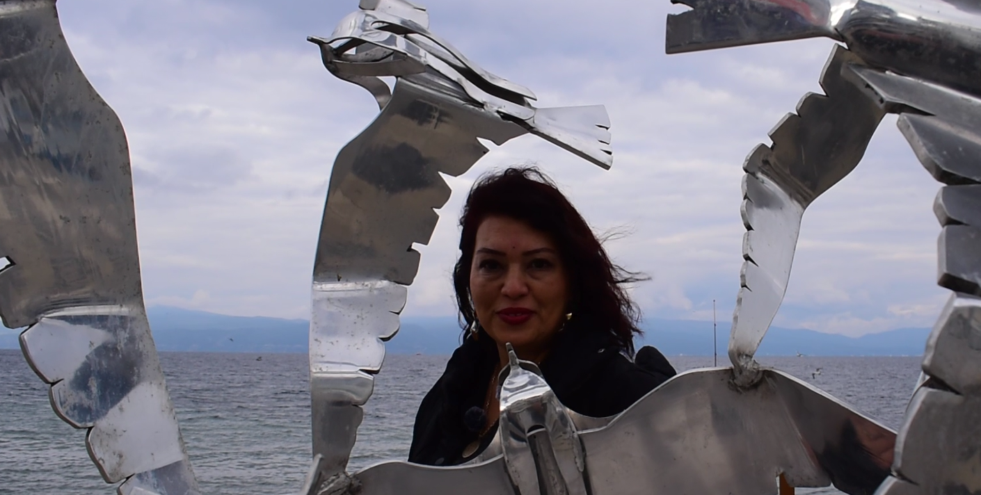 Leyla Çağlar, Hem Sesi Hem de Besteleriyle Sahnede