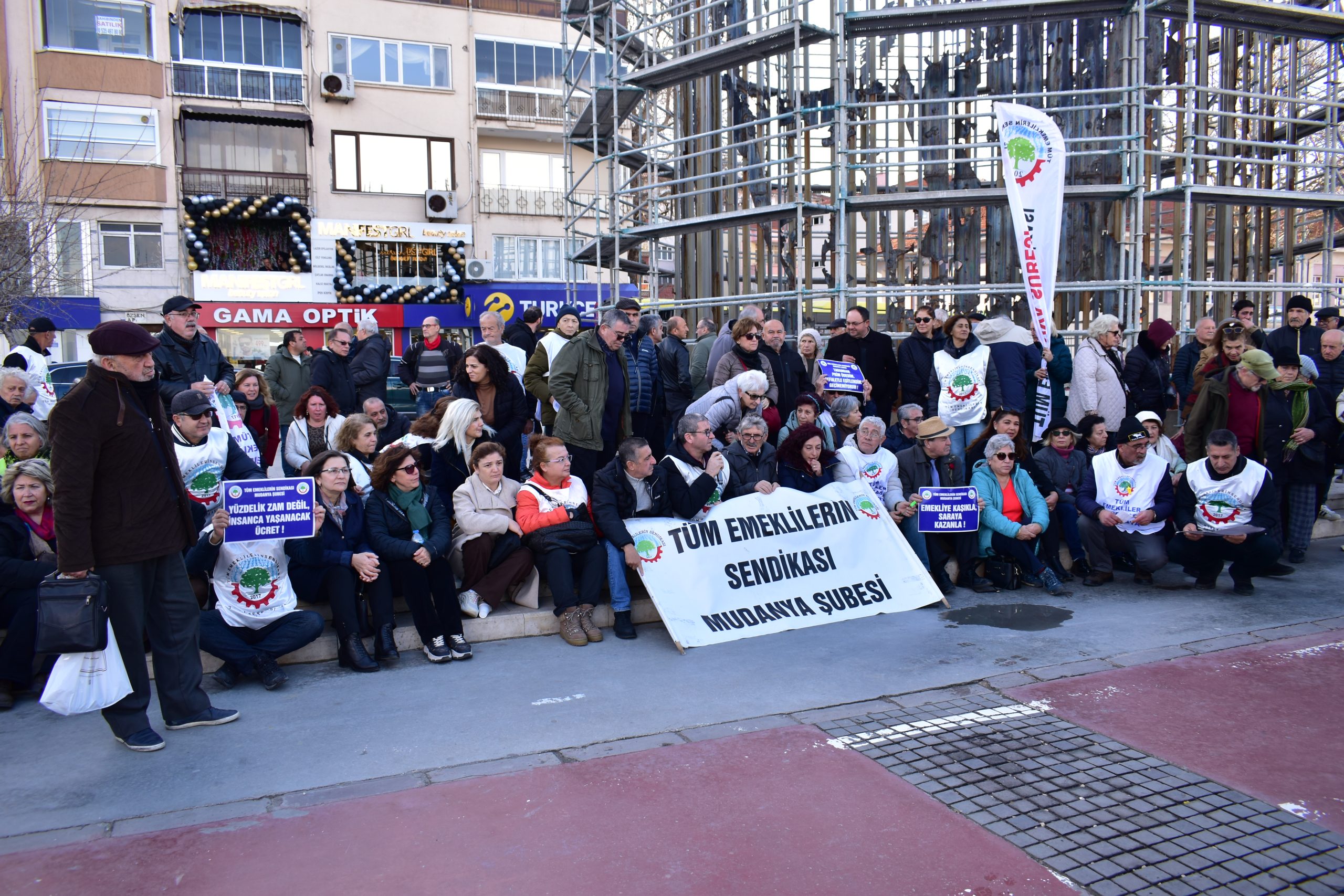 Basının Çağırılmadığı İlginç Basın Açıklaması: “Polisten Yürüyüş ve Oturma Eylemi İzni Almayı Unutunca Sessizce Yürüdüler!