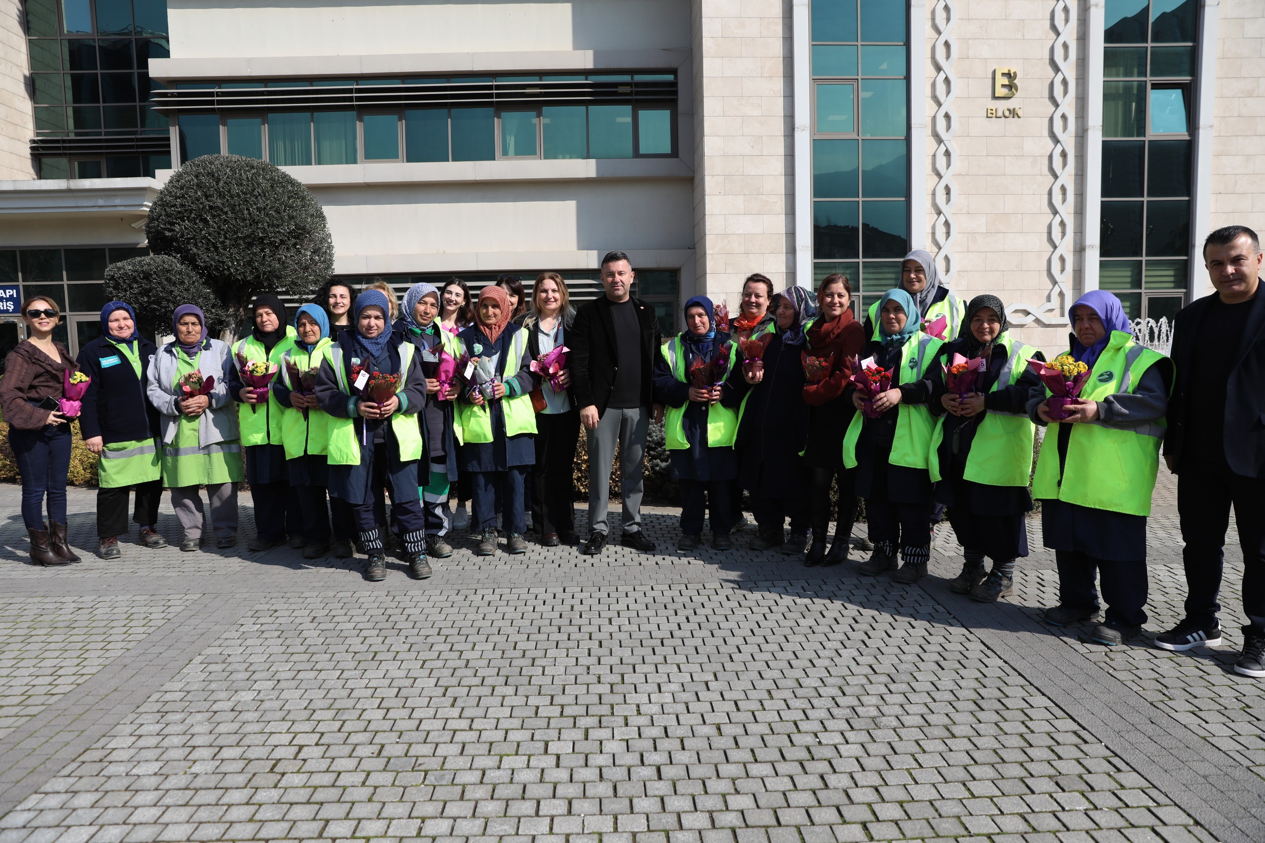 Büyükşehir’den kadın çalışanlara çiçek jesti