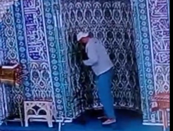 ÜÇ CAMİNİN MİKROFONUNU KIRDI:                                                                       “1 LİRA VERDİĞİM ZARARIN KARŞILIĞI”DEDİ!