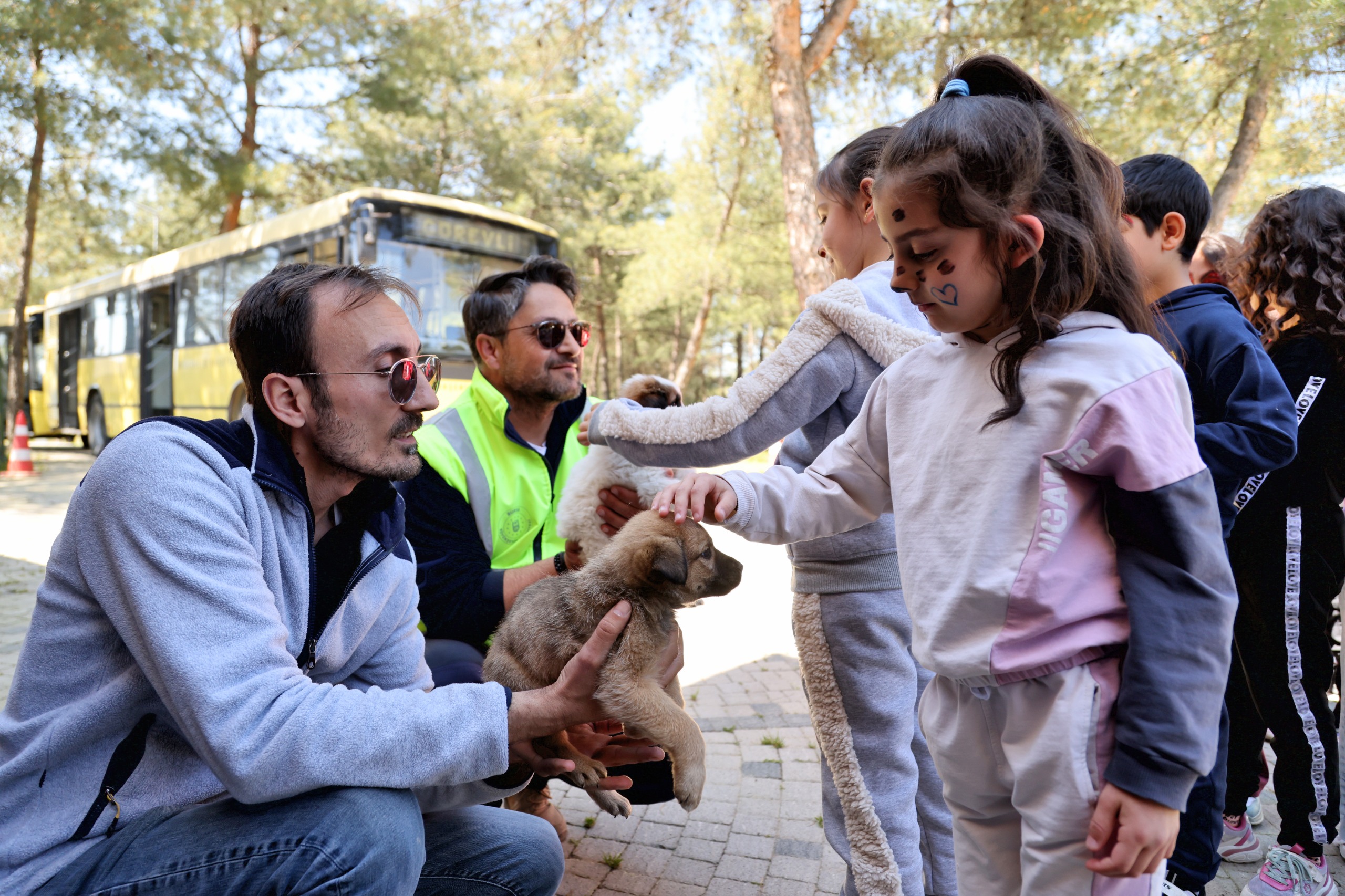 Çocuklar patili dostlarla buluştu