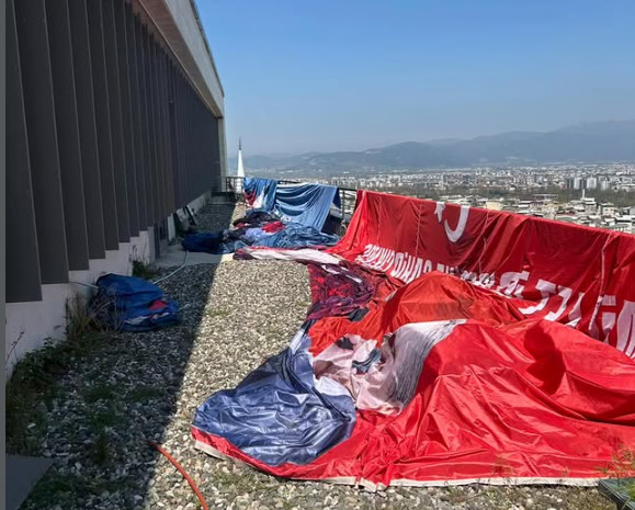 MUSTAFA BOZBEY’İN FOTOĞRAFI BULUNAN PANKART KALDIRILDI!