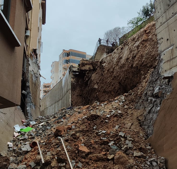 Mudanya’da istinat duvarı çöktü